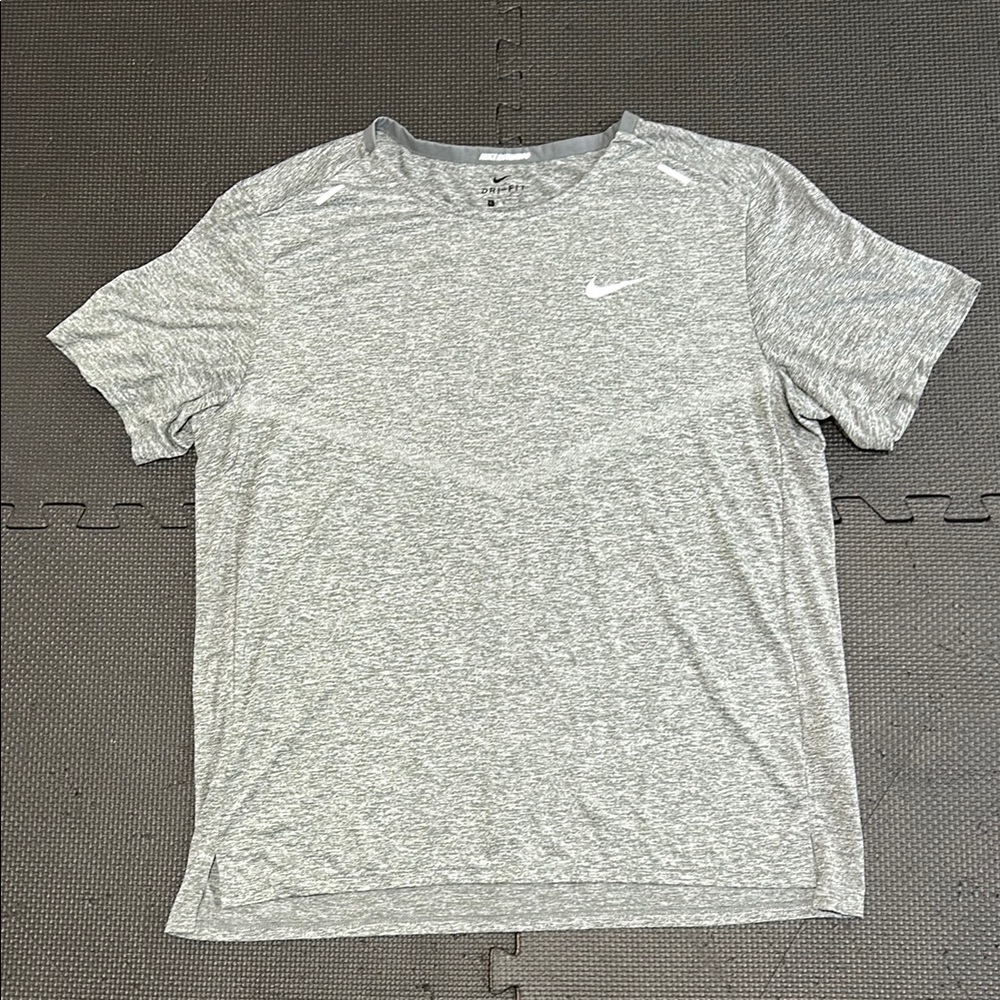 Nike running lightweight breathable w reflective markers